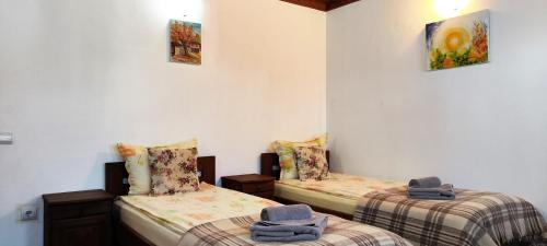 Ένα ή περισσότερα κρεβάτια σε δωμάτιο στο Chardaka Guest House
