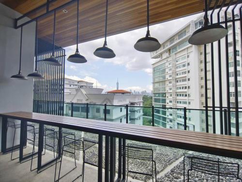 STOP KL 8 pax Taman Desa Home Midvalley Bangsar TA17