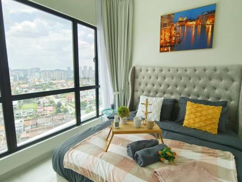 een slaapkamer met een bed en een groot raam bij KL 8 pax Taman Desa Home Midvalley Bangsar TA17 in Kuala Lumpur