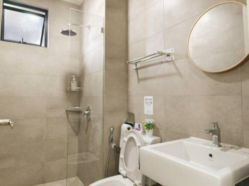 een badkamer met een toilet, een wastafel en een spiegel bij KL 8 pax Taman Desa Home Midvalley Bangsar TA17 in Kuala Lumpur