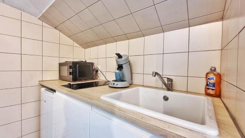 - un comptoir de cuisine avec évier et four micro-ondes dans l'établissement Studio ONE - Musée Auto - Wifi - RBNB, à Mulhouse