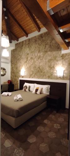 ミラッツォにあるAlterego B&Bのベッドルーム1室(大型ベッド1台付)