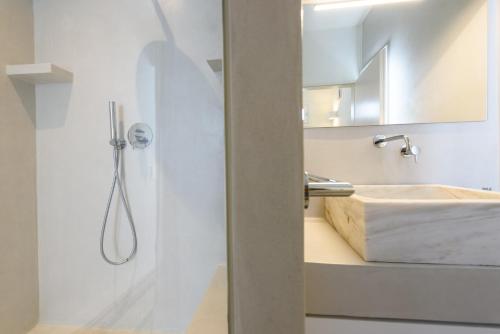 Ένα μπάνιο στο VILLA NOSTOS ANTIPAROS