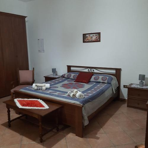 1 dormitorio con 1 cama, 1 mesa y 1 silla en Casa vacanze Zaccaro, en Tropea