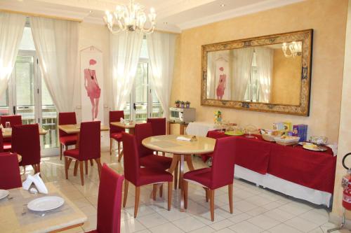 comedor con mesas, sillas y espejo en City Hall, en Catania