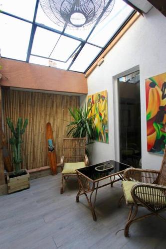 un salon avec une table et des chaises et une fenêtre dans l'établissement Jolie appartement avec véranda proche de la place des lices, à Saint-Tropez