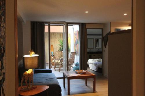 un salon avec un canapé et une table dans l'établissement Jolie appartement avec véranda proche de la place des lices, à Saint-Tropez
