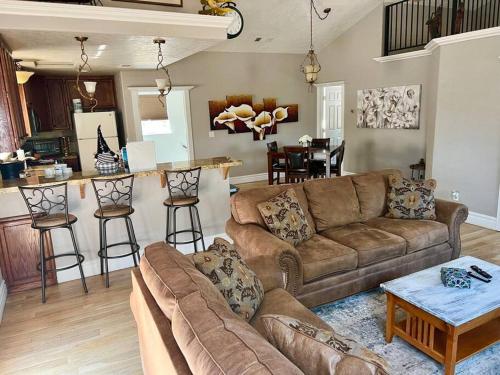 uma sala de estar com um sofá e uma cozinha em Beautiful and Relaxing Guest House!! em Redding