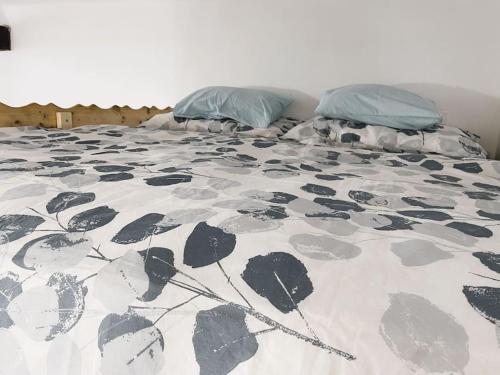 - un lit avec une couverture et des oreillers noirs et blancs dans l'établissement Flat white flat, à Prague