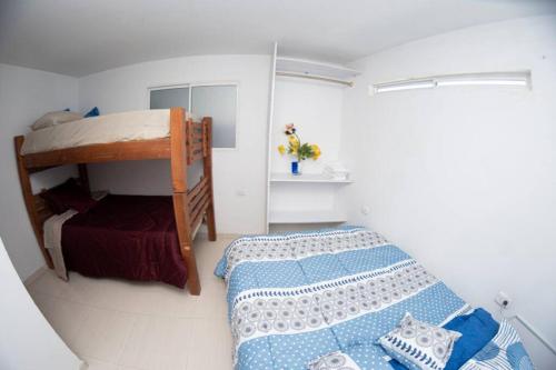 מיטה או מיטות קומותיים בחדר ב-cabaña villa Oti 1