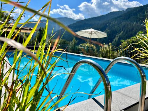 una piscina con vistas a las montañas en ALM SEASONS Premium Chalet & Studios, en Saalbach Hinterglemm