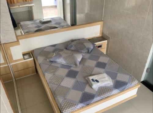 een klein bed in een kamer met een spiegel bij Hotel Central in Niterói