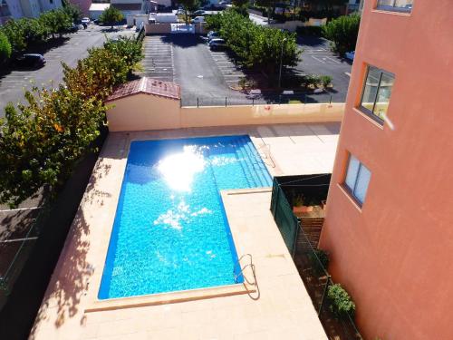 - une vue sur la piscine située dans un bâtiment dans l'établissement BAIE DES ANGES I Joli T2 cabine piscine proche plage Richelieu Cap d'Agde, au Cap d'Agde