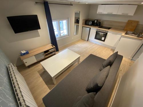 un salon avec un canapé et une table dans l'établissement Studio moderne près de la cathédrale - 196, à Rouen