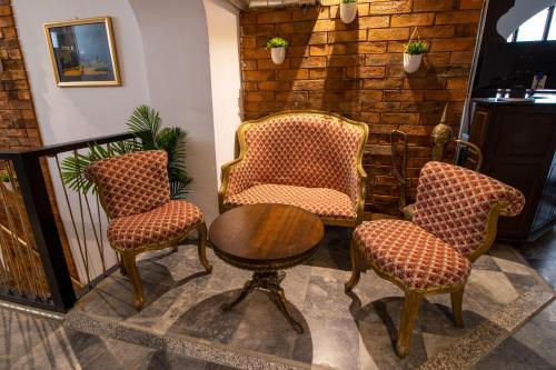 um quarto com duas cadeiras e uma mesa na varanda em Rooms BAUMAN em Osijek