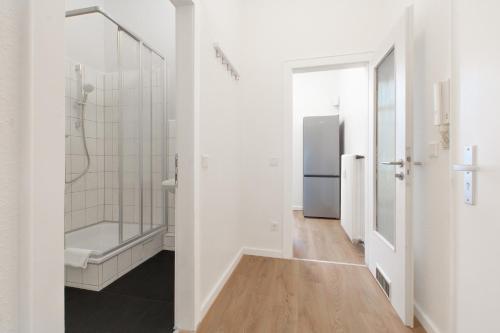 y baño con ducha y lavamanos. en RAJ Living - 1 or 3 Room Apartments - 30 Min Messe DUS, en Duisburg