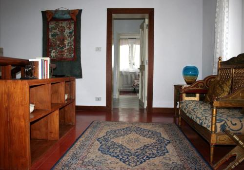 un soggiorno con divano e tappeto di B&B Parco degli Ulivi a Misano Adriatico