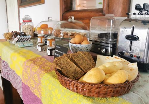 un cesto di pane e uova su un tavolo di B&B Parco degli Ulivi a Misano Adriatico