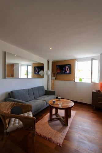 un salon avec un canapé et une table dans l'établissement Apparemment au cœur de St tropez, à Saint-Tropez