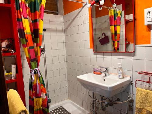 Sonnino的住宿－Casa fra gli ulivi di Giuseppe，一间带水槽和镜子的浴室