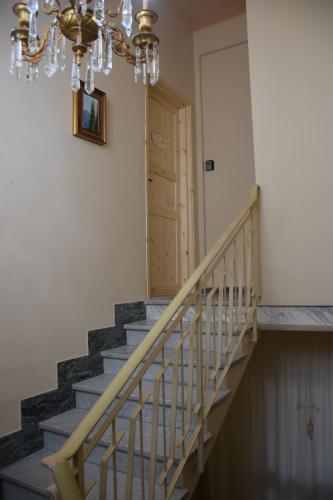 een trap met een kroonluchter en een deur bij La Lanterna di Franca e Cassio in Pisa