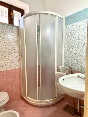 y baño con ducha y lavamanos. en Casa vacanza maronti en Ischia