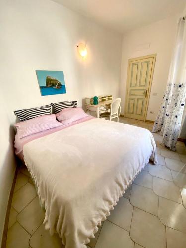una camera con un grande letto e un tavolo di Casa vacanza maronti a Ischia