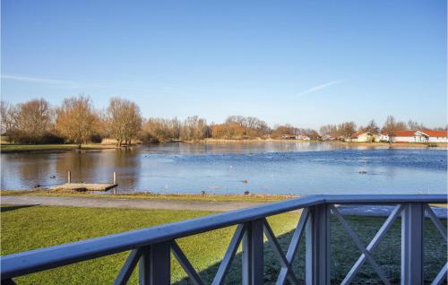 - Vistas a un lago grande con patos en Awesome Home In Otterndorf With Sauna, en Otterndorf