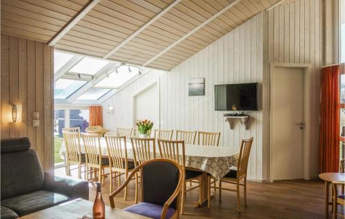 Un comedor con mesa y sillas en Awesome Home In Otterndorf With Sauna, en Otterndorf