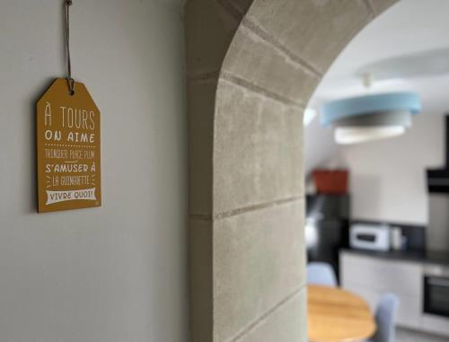 un cartello appeso a un muro in una cucina di Les gîtes de La Pellerie - 2 piscines & spa Jacuzzi - Touraine - 3 gîtes - familial, calme, campagne a Saint-Branchs