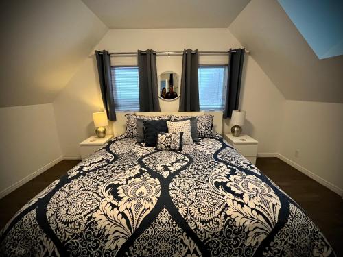 - une chambre avec un lit noir et blanc et des oreillers dans l'établissement Domaine Gagnon, à Saint-Sébastien