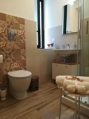 a bathroom with a toilet and a sink at CASA Zia Sarina in Noto