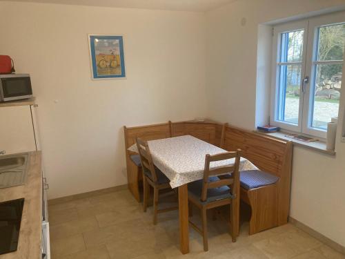 a kitchen with a table and two chairs and a window at Im Stüble in Koetz 