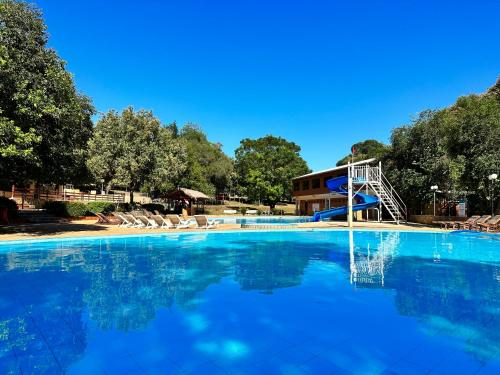 uma grande piscina com escorrega num resort em PARQUE MANANTIAL em Hohenau