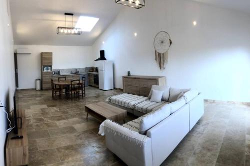 un salon avec un canapé et une table dans l'établissement Appartement au milieu des oliviers, à Rasteau