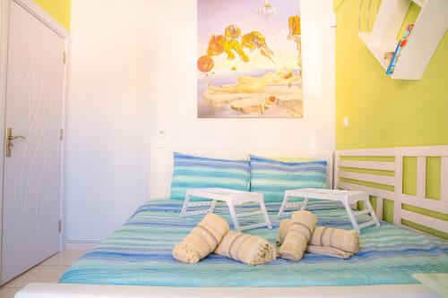 Un dormitorio con una cama con dos taburetes. en Apollo 2 - Luxury Apartment en Kateríni