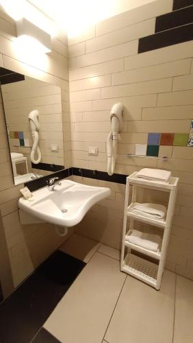 Bilik mandi di Hotel Don Giovanni