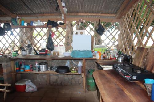eine Küche mit einem Herd und einem Holztisch in der Unterkunft La Sirenita - Ometepe in Altagracia