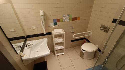 Bilik mandi di Hotel Don Giovanni