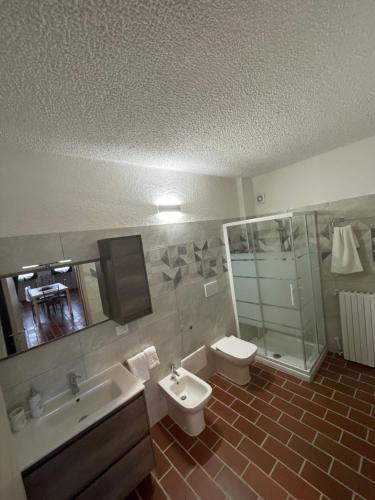 een badkamer met een wastafel en een toilet bij Maison Younesco - Villa indipendente exclusive in Castagnole Lanze