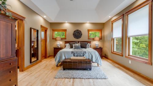 1 dormitorio con 1 cama y algunas ventanas en Woodhaven Retreat, en Shakopee