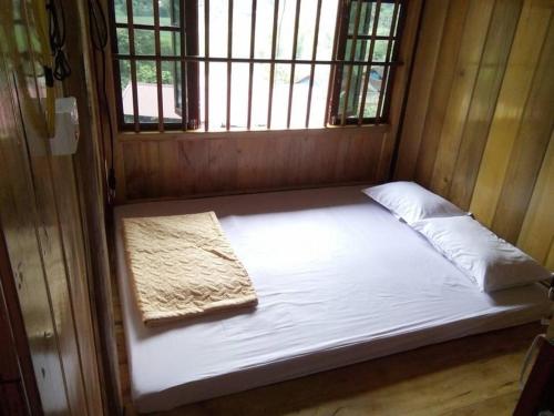 een bed in een kamer met een raam bij Anh dược homestay in Bak Kan
