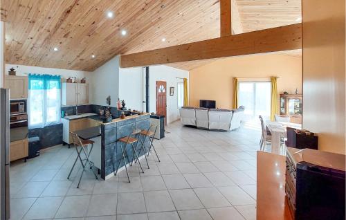 une grande cuisine avec une table et des chaises. dans l'établissement Nice Home In Saint-Georges-Doléron, à Saint-Georges-dʼOléron