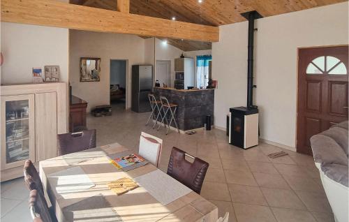 ein Wohnzimmer mit einem Tisch und einer Küche in der Unterkunft Nice Home In Saint-georges-dolron With Kitchen in Saint-Georges-dʼOléron