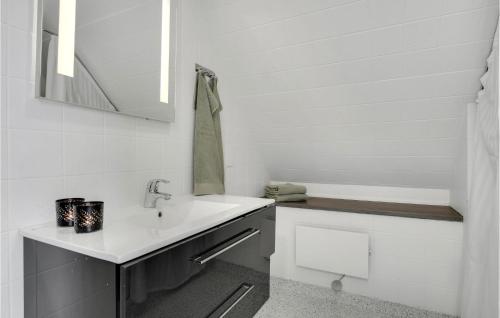 ein weißes Bad mit einem Waschbecken und einem WC in der Unterkunft Nice Apartment In Hemmet With Wifi in Hemmet