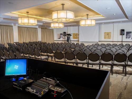 Zona business o sala de conferencias en The Centurion Hotel