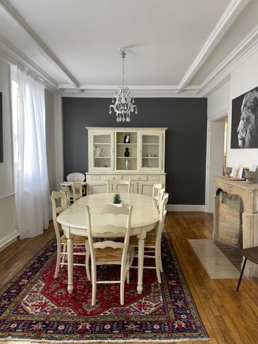 une salle à manger avec une table et des chaises blanches dans l'établissement Le millesime 2 : hyper centre, à Troyes