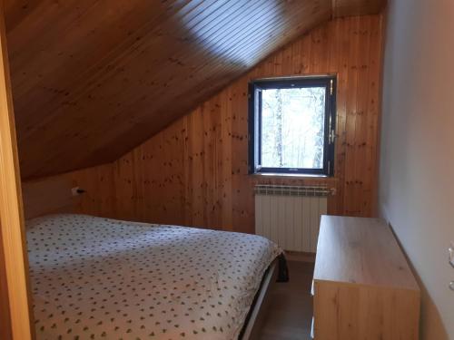 Grazioso Bilocale in Val Vigezzo في Craveggia: غرفة نوم بسرير ونافذة