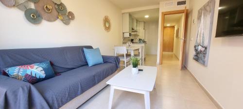 Televízia a/alebo spoločenská miestnosť v ubytovaní Homes of Spain, Apartamentos Paraiso Vera Playa, Ed Tahiti, Atico F de 2 dormitorios con piscina privada en solárium y barbacoa, pie de playa