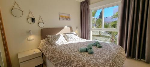 Posteľ alebo postele v izbe v ubytovaní Homes of Spain, Apartamentos Paraiso Vera Playa, Ed Tahiti, Atico F de 2 dormitorios con piscina privada en solárium y barbacoa, pie de playa